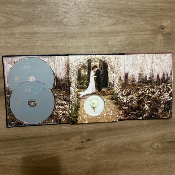 Twilight Saga Breaking Dawn part 1 DVD set with collectible prop flower Like New - Picture 2 of 7